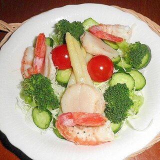 海鮮たっぷりの野菜サラダ